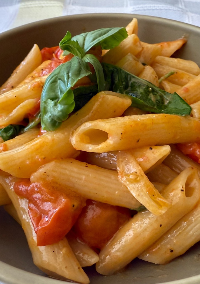 Una foto de Pasta penne con tomate cherry y albahaca. 🍅🍃