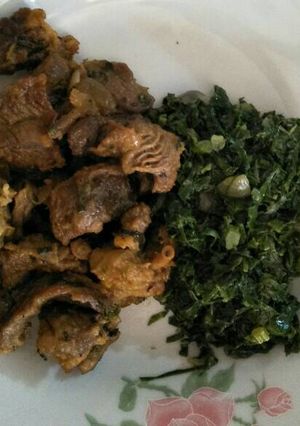 A picture of Fried beef with greens.