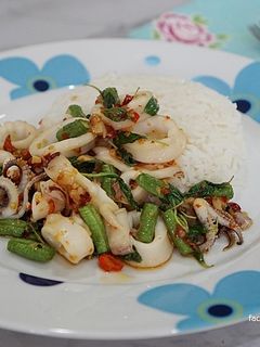 รูปของ ข้าวราดหมึกผัดกะเพราถั่วฝักยาว