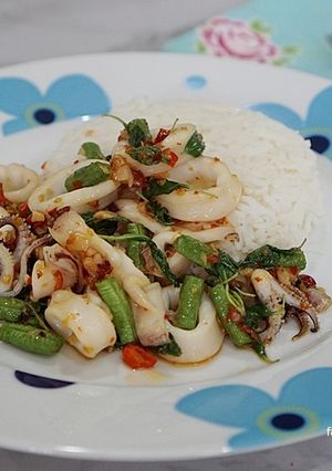 รูปของ ข้าวราดหมึกผัดกะเพราถั่วฝักยาว