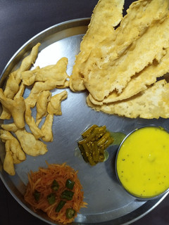 ગાંઠીયા અને ફાફડા (Ganthiya & Fafda Recipe In Gujarati) રેસીપી મુખ્ય ફોટો