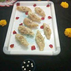 A picture of Steam Baked Rava Gujiyas.