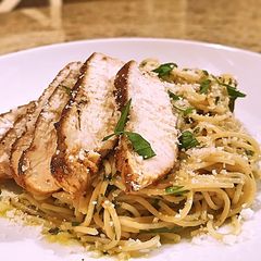 A picture of Aglio e Olio with blackened chicken.