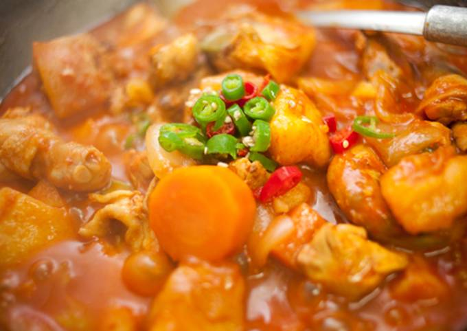 https://img-global.cpcdn.com/recipes/5480393925984256/680x482cq70/spicy-korean-chicken-hot-pot-daktoritang-recipe-main-photo.jpg