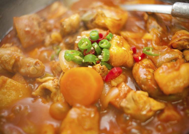 Steps to Make Quick Spicy Korean Chicken Hot Pot (Daktoritang)
