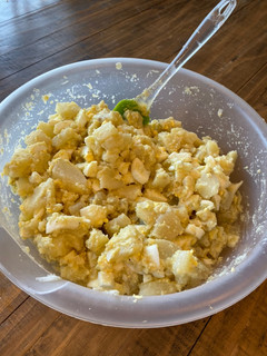 A picture of German potatoes salad.