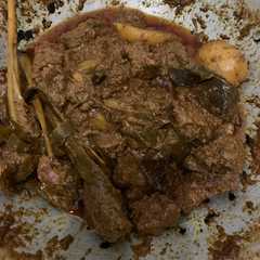A picture of Rendang daging sapi.