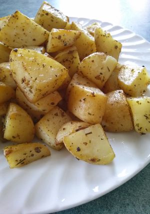 A picture of Garlic and Herb Roasted Potatoes.
