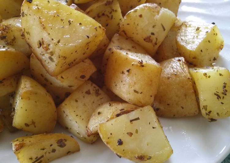 Garlic And Herb Roasted Potatoes Recipe By Jc32 Cookpad