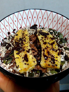 Una foto de Porridge con cacao y plátano a la plancha