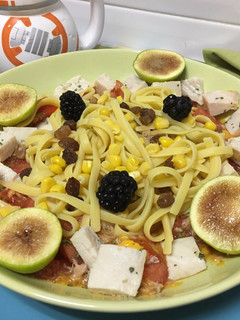 Una foto de Tallarines con pollo, higos, tomate, mango, atún y maíz