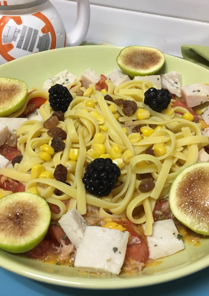 Una foto de Tallarines con pollo, higos, tomate, mango, atún y maíz