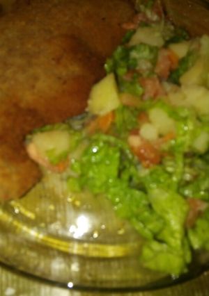 Una foto de Ensalada de verduras y milanesas de pollo