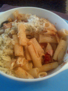 A picture of Tomato, bacon, mushroom and onion pasta.