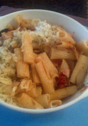 A picture of Tomato, bacon, mushroom and onion pasta.