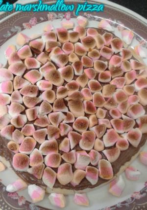 चॉकलेट मार्शमैलौ पिज़्ज़ा (Chocolate Marshmallow Pizza recipe in Hindi) रेसिपी मुख्य फोटो