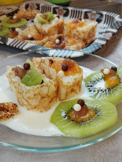 Una foto de Crepes rellenos de arroz con leche y frutas
