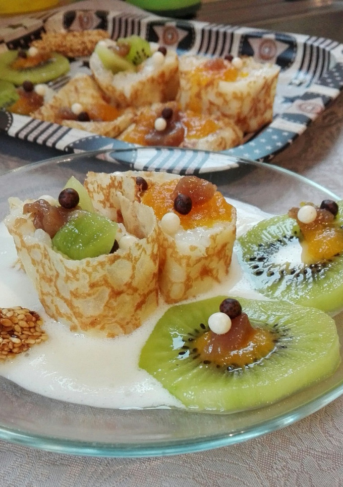 Una foto de Crepes rellenos de arroz con leche y frutas