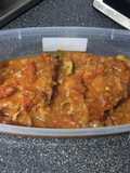 Atún con cebolla tomate y laurel