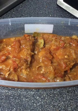 Una foto de Atún con cebolla tomate y laurel