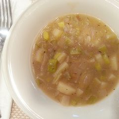 A picture of Creamy leek potatoe soup (without the cream).