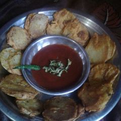 A picture of Aloo ke pakode.
