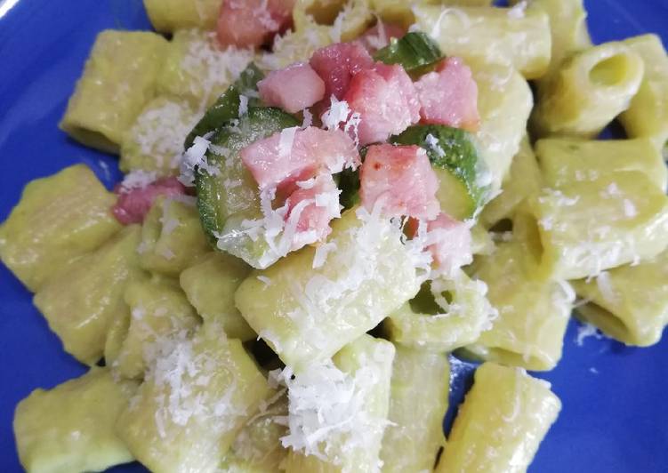Mezzi rigatoni in crema di zucchine e porri