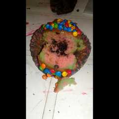 Una foto de Cupcakes de vainilla de colores relleno de chocolate 😍
