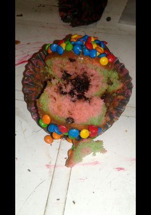 Una foto de Cupcakes de vainilla de colores relleno de chocolate 😍