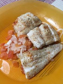 Una foto de Lomo de merluza en lekue al horno