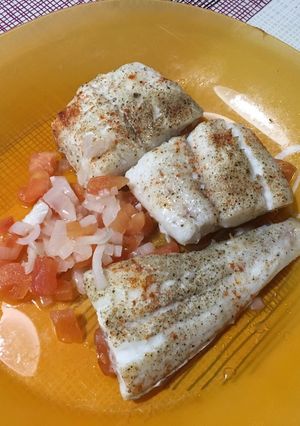 Una foto de Lomo de merluza en lekue al horno