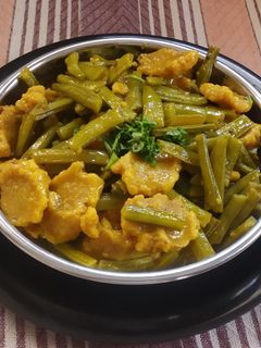 ગુવાર ઢોકળી નું શાક (Guvar Dhokli Shak Recipe In Gujarati) રેસીપી મુખ્ય ફોટો