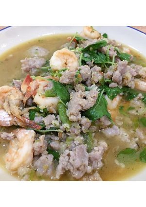 รูปของ ผัดกะเพราหมูกุ้งสูตรน้ำท่วม