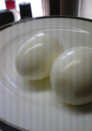 A picture of Secret Technique to Peeling Boiled Eggs.