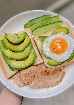 Hình của món Sandwich thịt lợn áp chảo + trứng ốp la + sốt mè rang eatclean.
