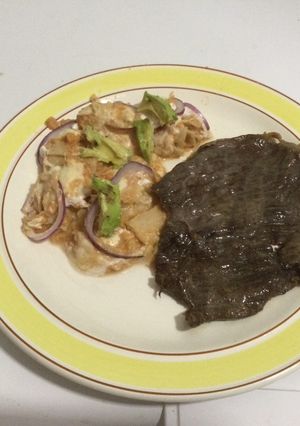 Una foto de Chilaquiles con tasajo