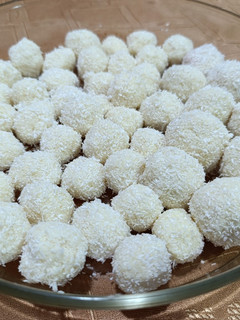 Una foto de Bolitas de coco tradicional