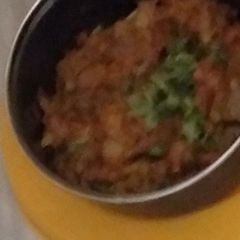 A picture of Mom's special cabbage and green peas curry.
