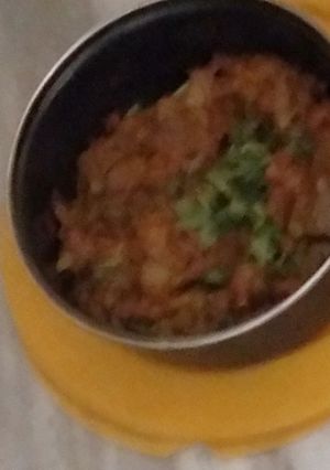 A picture of Mom's special cabbage and green peas curry.