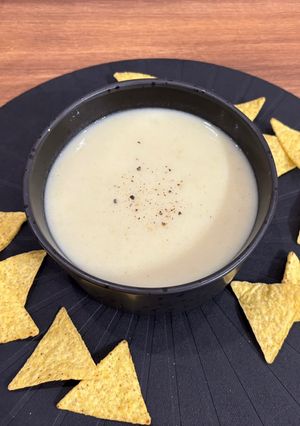 Hagymakrémleves tortilla chipssel recept fotója