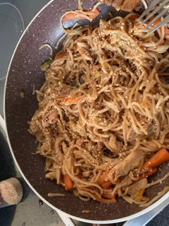 Una foto de Tallarines con pavo y verduras estilo asiático