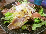 A picture of side dish salad with dressing