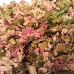 A picture of Barley Risotto with Asparagi and Ham.