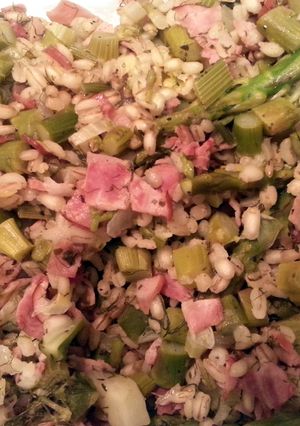 A picture of Barley Risotto with Asparagi and Ham.