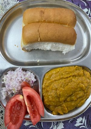 પાઉંભાજી (Pav Bhaji Recipe In Gujarati) રેસીપી મુખ્ય ફોટો