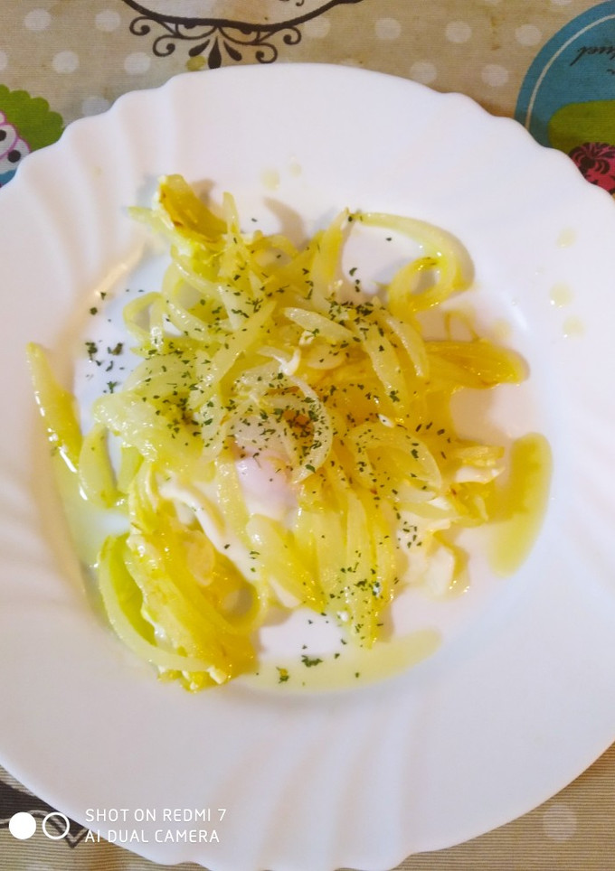Una foto de Huevos fritos con cebolla a mi estilo
