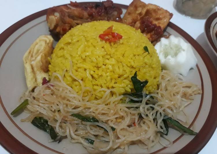 Nasi kuning magicom (ala2 anak kos)
