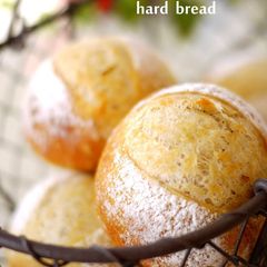 A picture of Hard Dinner Rolls with Black Pepper and Rosemary.