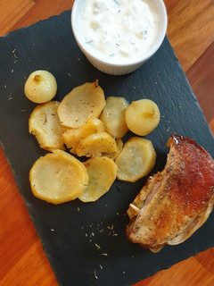 Una foto de Paletilla de cordero con crema de yogurt griego