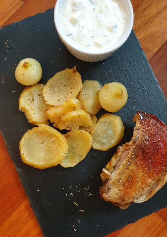 Una foto de Paletilla de cordero con crema de yogurt griego